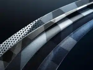 Doorsnede van industriële manchetmaterialen: rubber, staal, weefsel en PTFE in diagonale compositie met studiobelichting